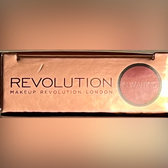 Makeup Revolution “In Waiting” Metallic lip kit - Picture 4 of 4